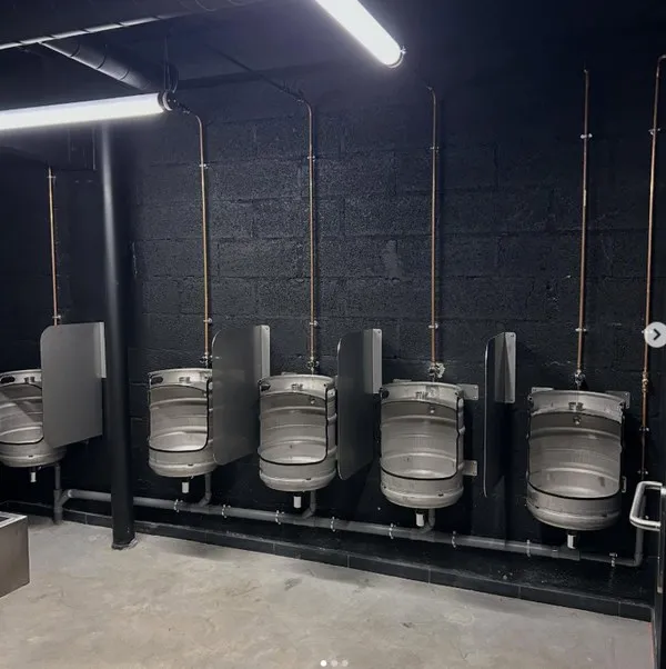 Fabrication d’urinoirs atypiques en fûts de bière et d’une auge d'un bar à Lamballe, Saint-Brieuc, BERTHELOT METALLERIE